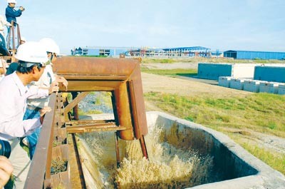 The management board of the Ho Chi Minh City East-West Highway and Water Environment project pumps water into sections of the Thu Thiem Tunnel to test for safety on January 6. (Photo: SGGP)